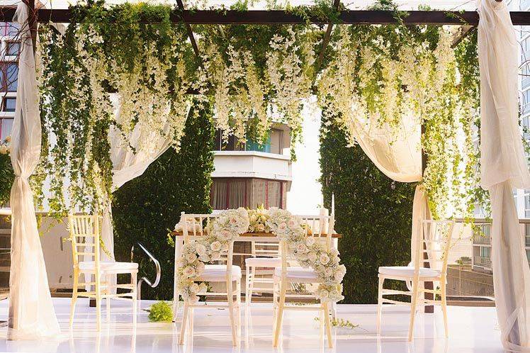 Head table and floral decor