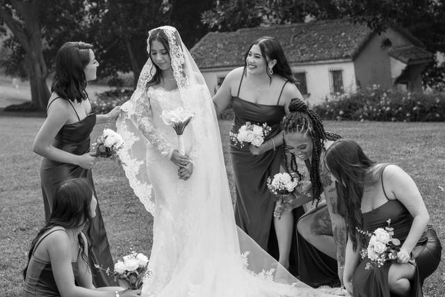 03-getting-ready-bridesmaids.jpg