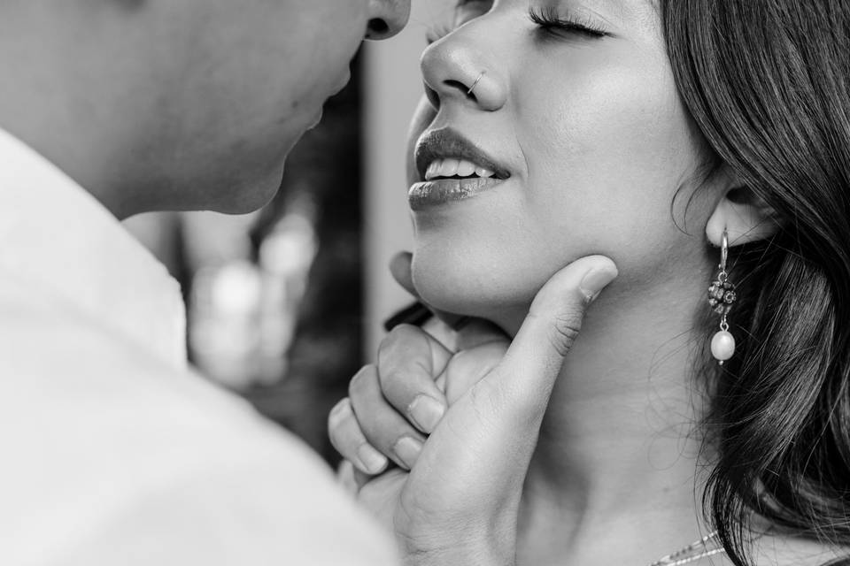 C2-couple-chin-lift-before-kiss-bw.jpg