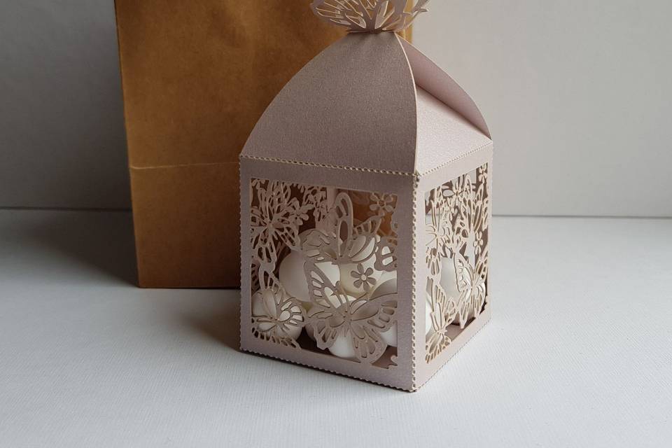 Butterfly favor boxes can be personalised with wording. Fillings vary or can be bought on its own.