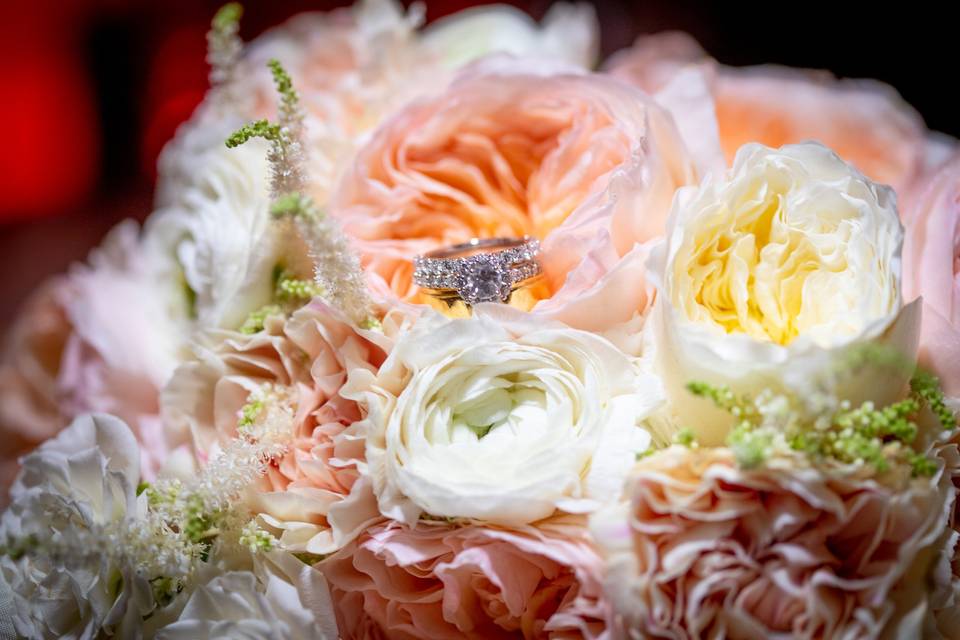 Bouquet and rings portrait