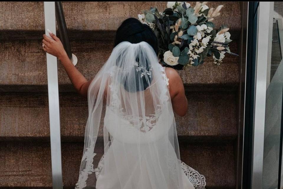 Perfect veil, perfect dress.