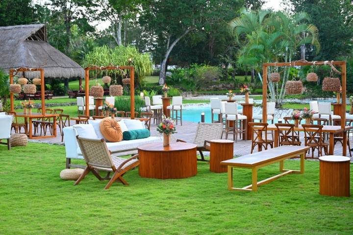 Outdoor lounge