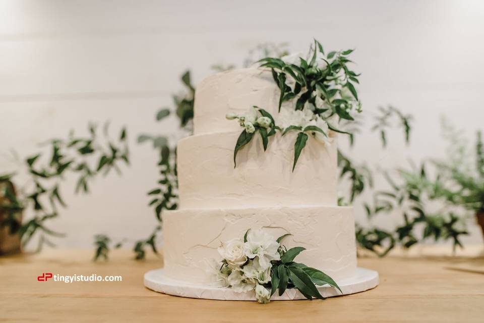 Spackle finish with greenery