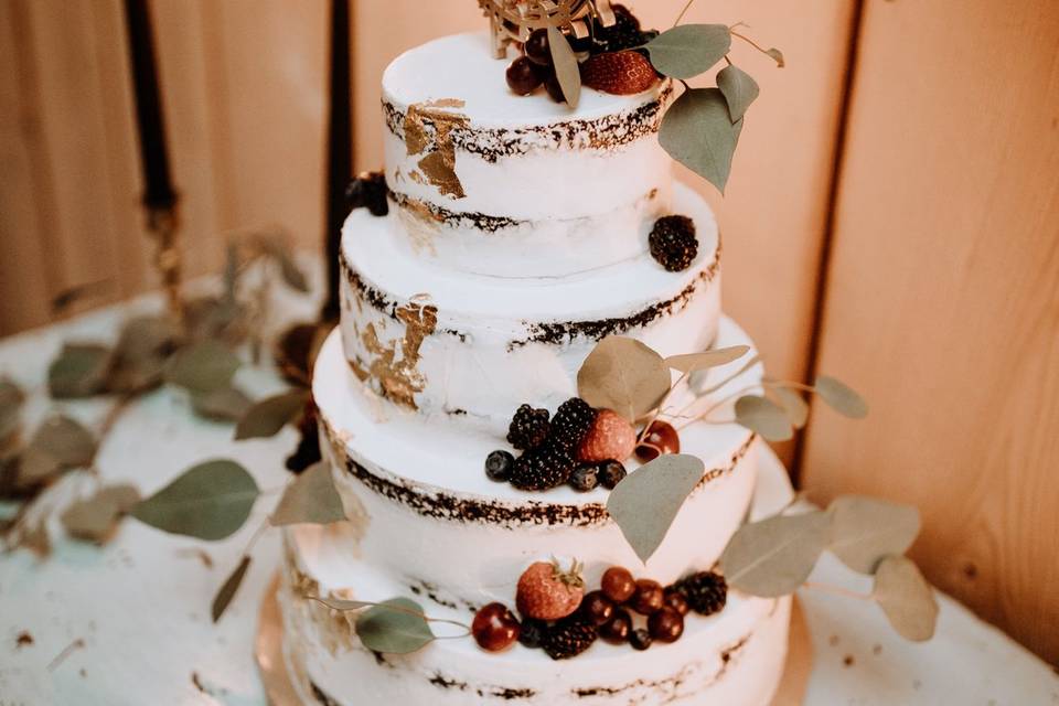 Naked cake with berries