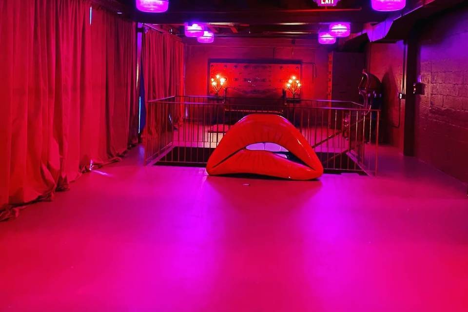 RED ROOM 1