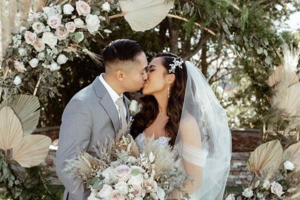 Dried arch and bouquet