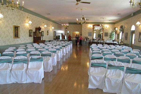 The hall easily accommodates up to 120 people.