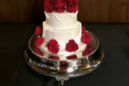 White cake with red roses