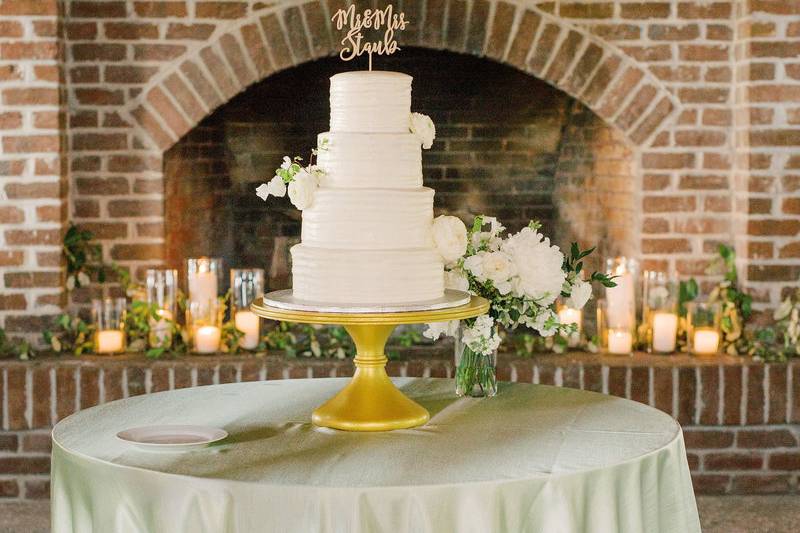 Timeless wedding cake