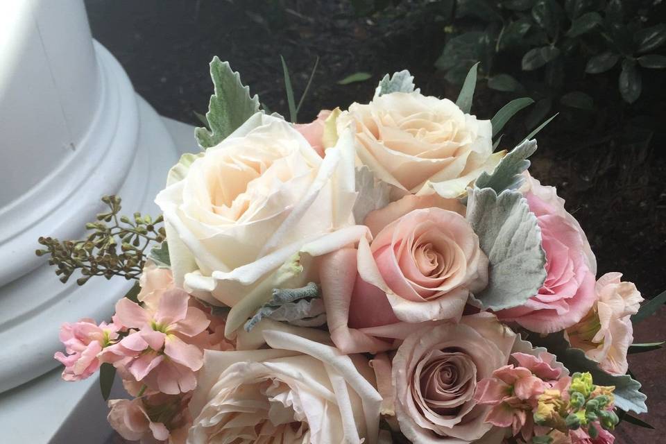 Lush vintage shades for this on trend bouquet