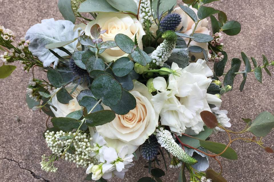 More natural tones of whites and ivory in a base of different foliages .