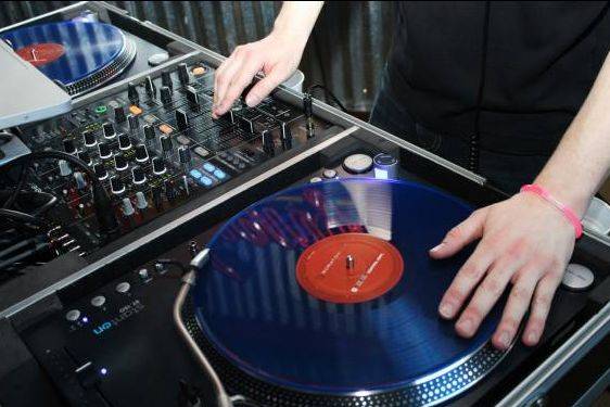 DJ mixer