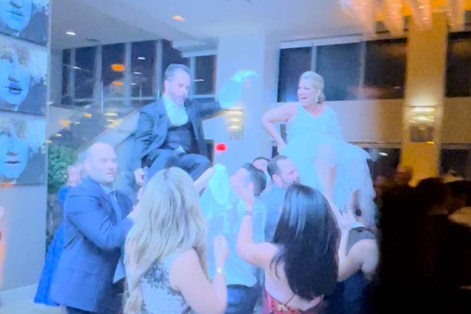 Bride + Groom Geiitin Lifted