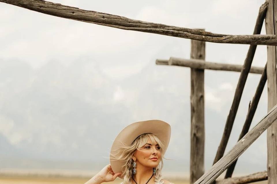 ashley-drew-cowboy-hat-bride.jpg
