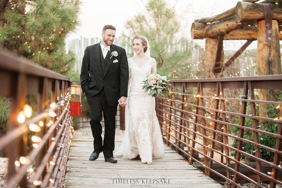 Newlyweds on the bridge | Timeless Keepsake Photography