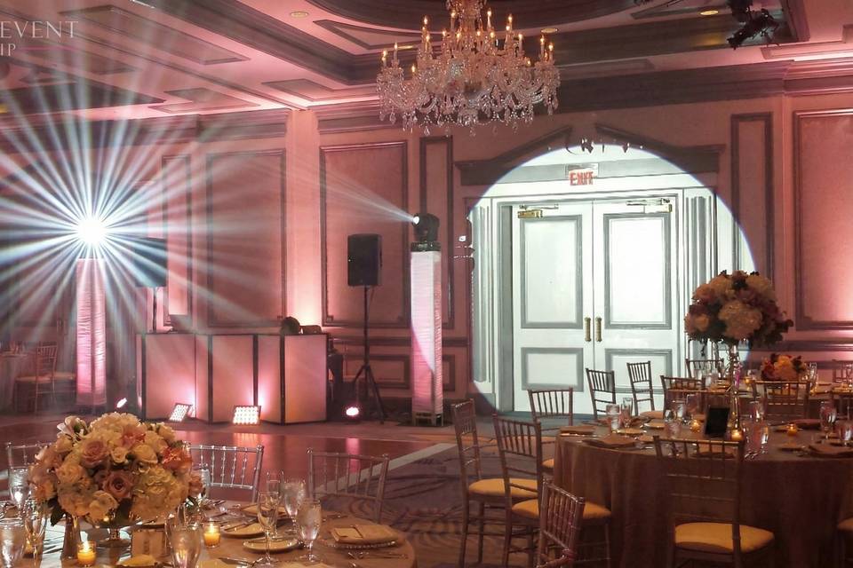 Intelligent spotlight on door