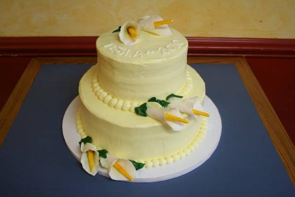 Two-tier round cake with sugar calla lilies