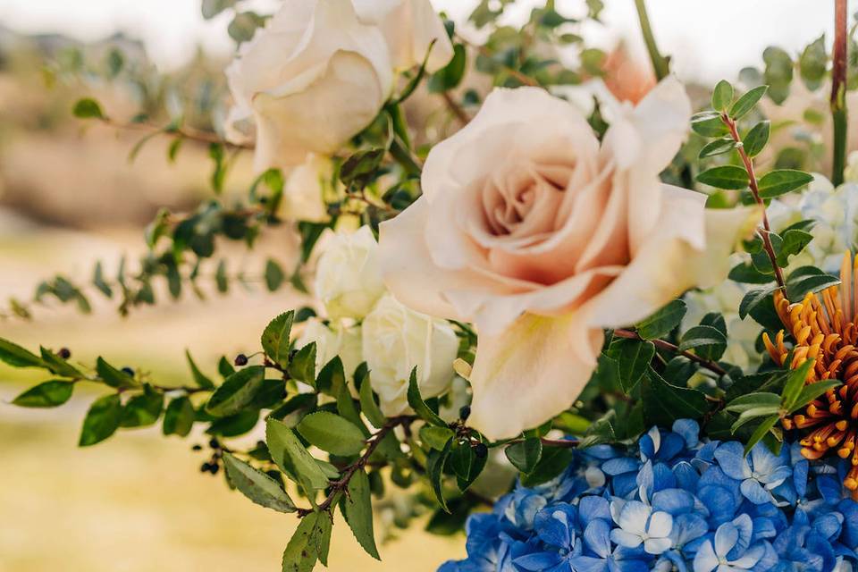 Floral table arrangement