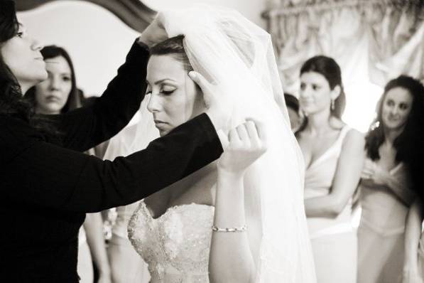 Placing the blusher and veil.Photo by Christian Oth