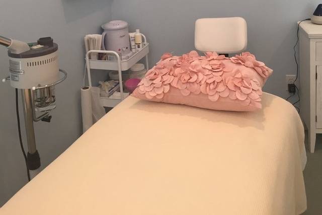 Massage bed