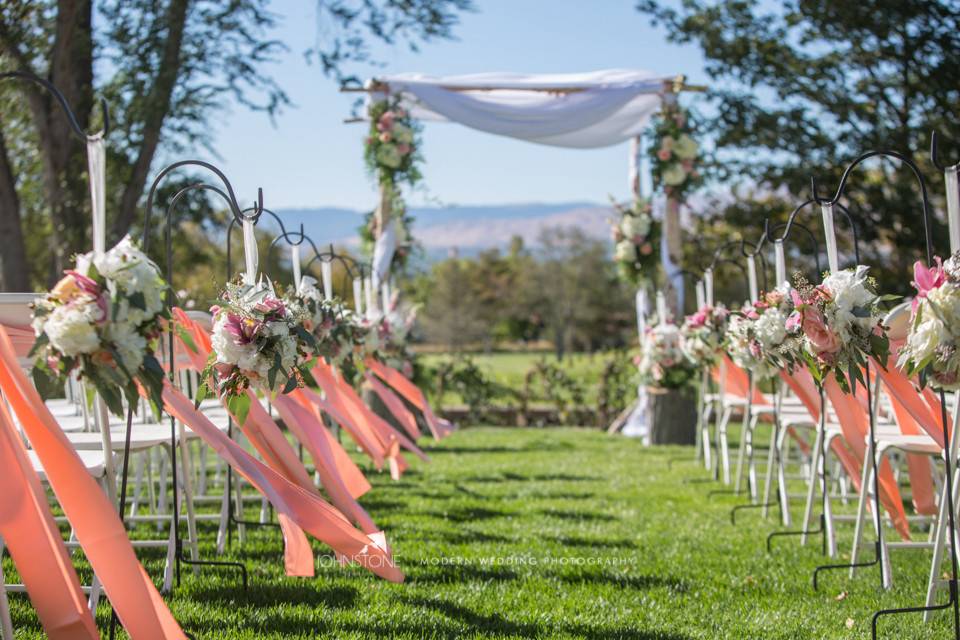 Floral aisle decor and ribbons