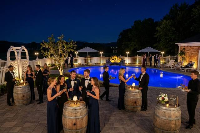 Elegant Cocktails by the Pool