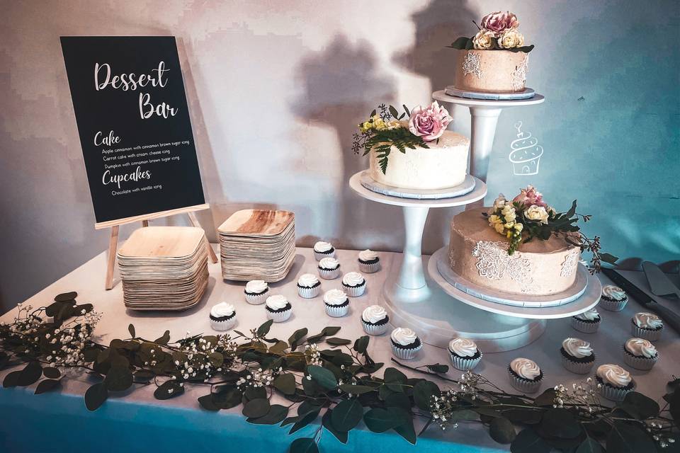 Dessert table with cupcakes