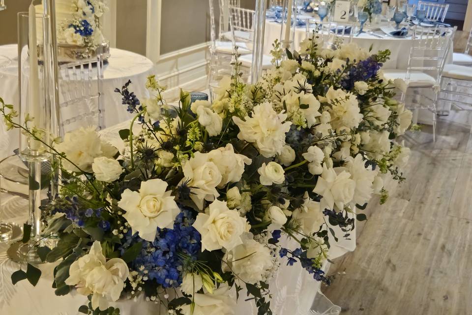 Sweetheart table hedge