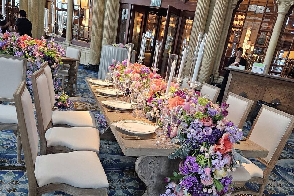 Table hedge with legs to floor