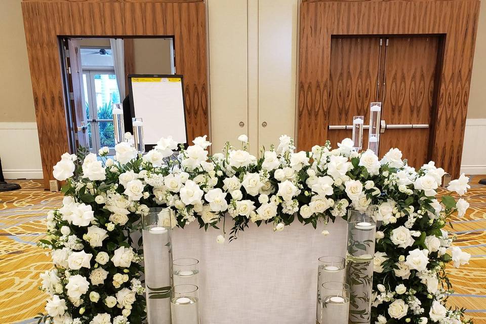 Sweetheart table hedge arrange