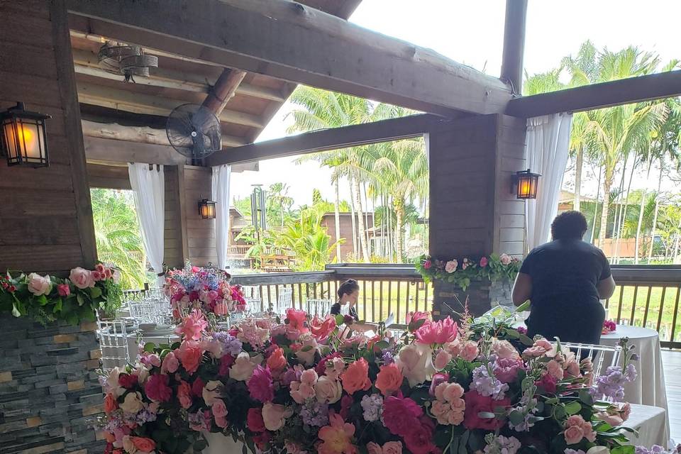 Sweetheart table floral hedge