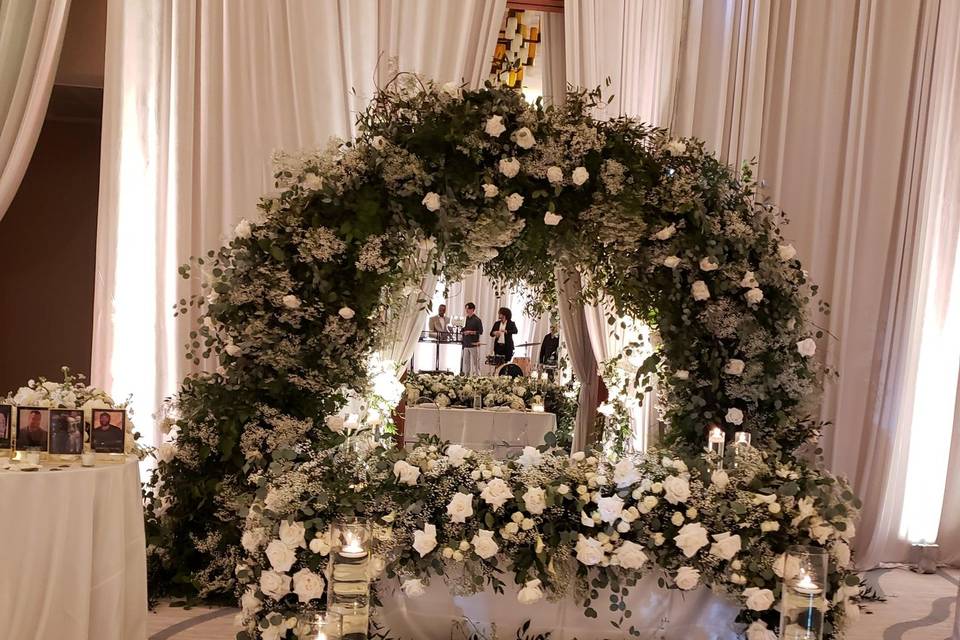 Sweetheart table with the arch