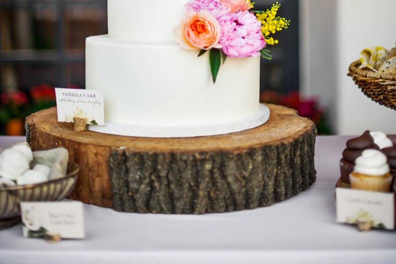 White wedding cake with minimal flower decoration