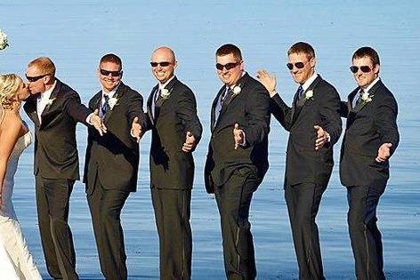 Couple with the bridesmaids and groomsmen