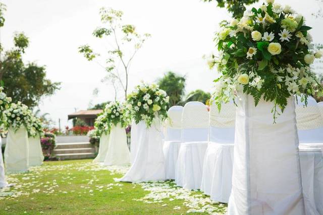 The aisle decor