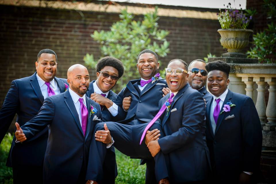 Groomen carry the groom