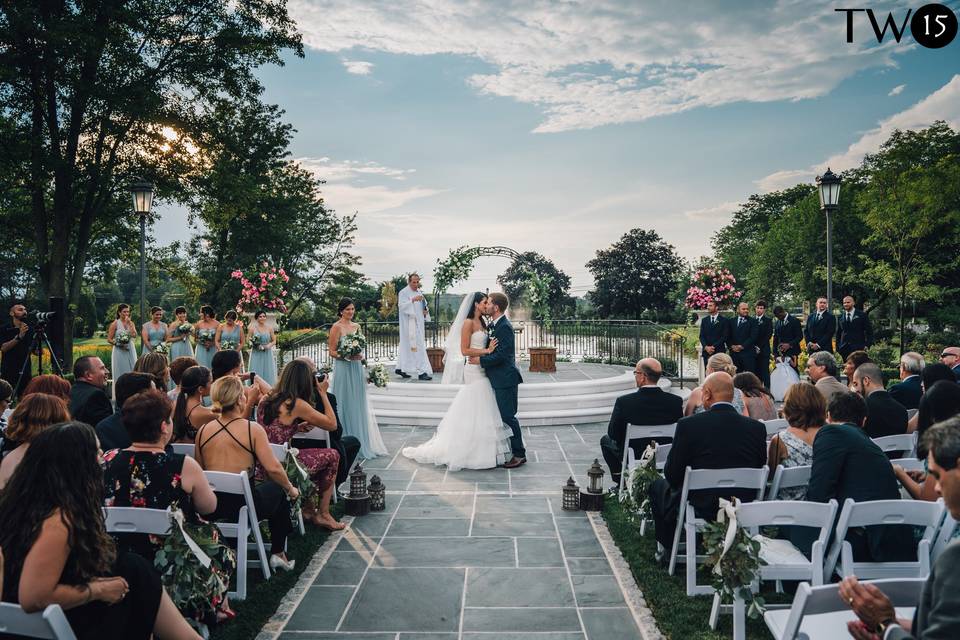 Ceremony kiss