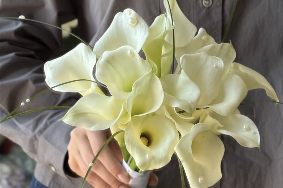 Calla lilies with pearl accent