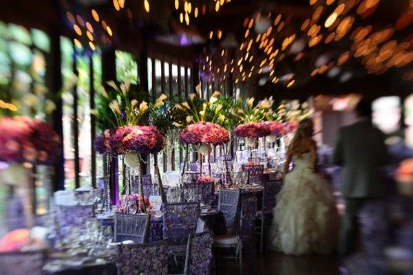 Table setting with floral decoration