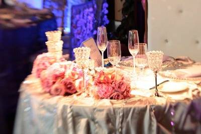 Table setting with floral decoration