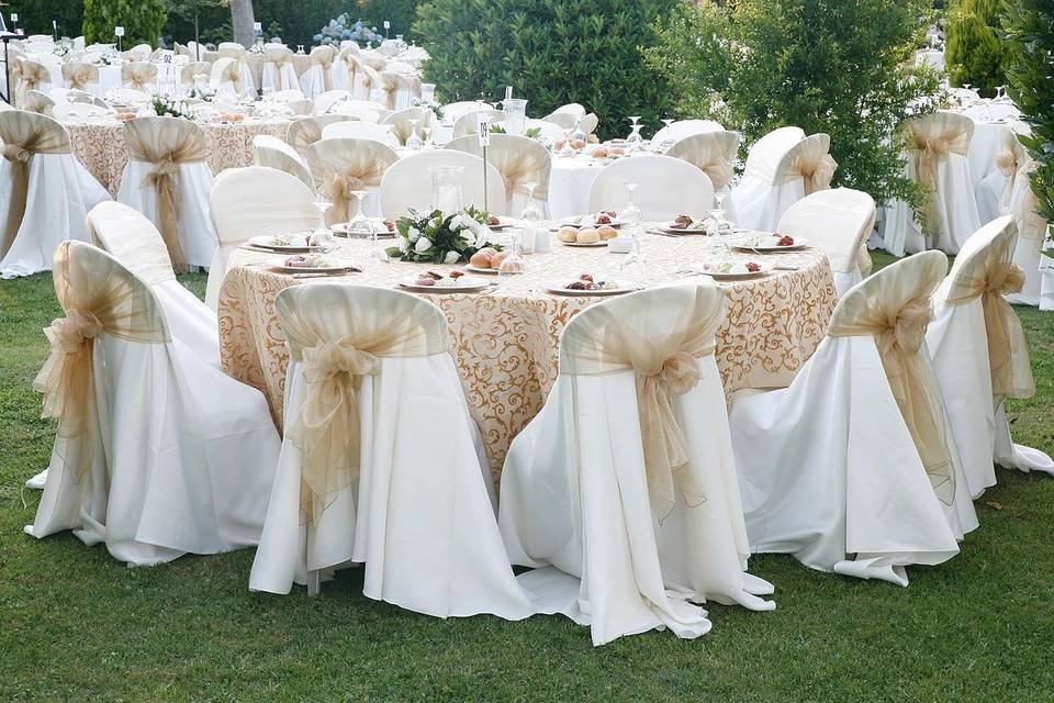 Elegant gold table setting