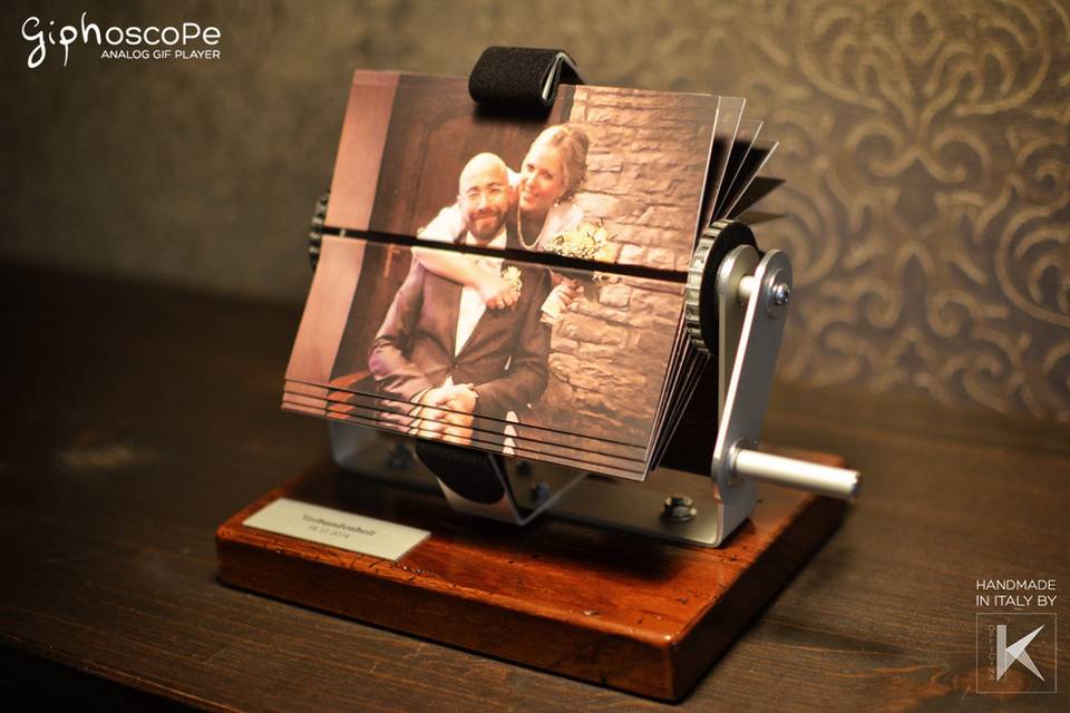 Wedding Giphoscope n. 1, created for a wedding in Germany. Aluminum holding frame with 300 years old wooden base.
Animation created from a video recorded by the client.