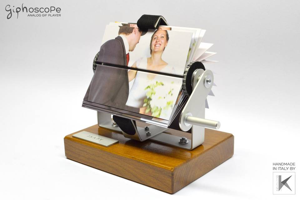 Wedding Giphoscope n. 2, created for a wedding in France. Aluminum holding frame with wooden base.
Animation created from a video recorded by the client.