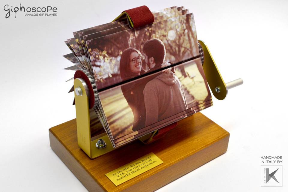 Wedding Giphoscope n. 3, created for a wedding in Canada. Aluminum holding frame with burgundy velvet details and wooden base.
Animation created from a video recorded by the client.