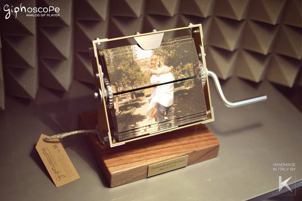 Wedding Giphoscope n. 4, created for a wedding in Caifornia, US. Squared aluminum holding frame with 300 years old wooden base.
Animation created from a video recorded by the client.