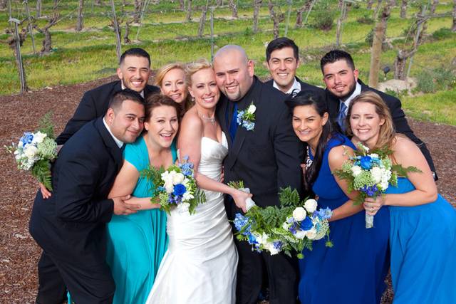 Couple with bridesmaids and groomsmen