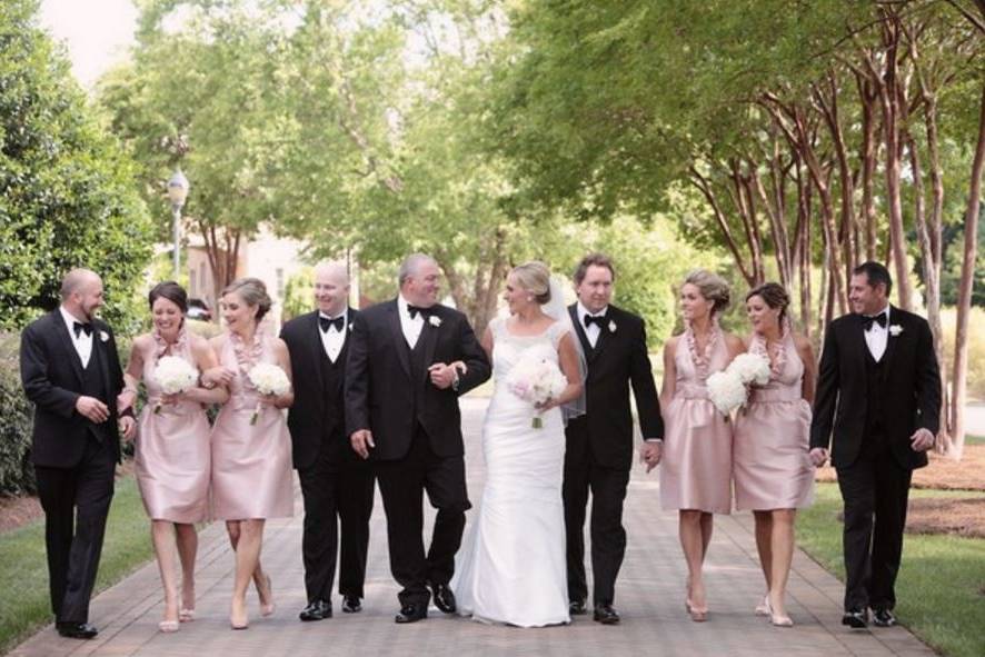 Couple with bridesmaids and groomsmen