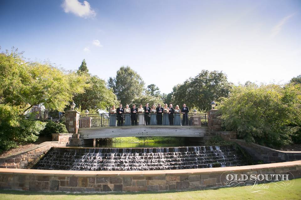 Couple with bridesmaids and groomsmen