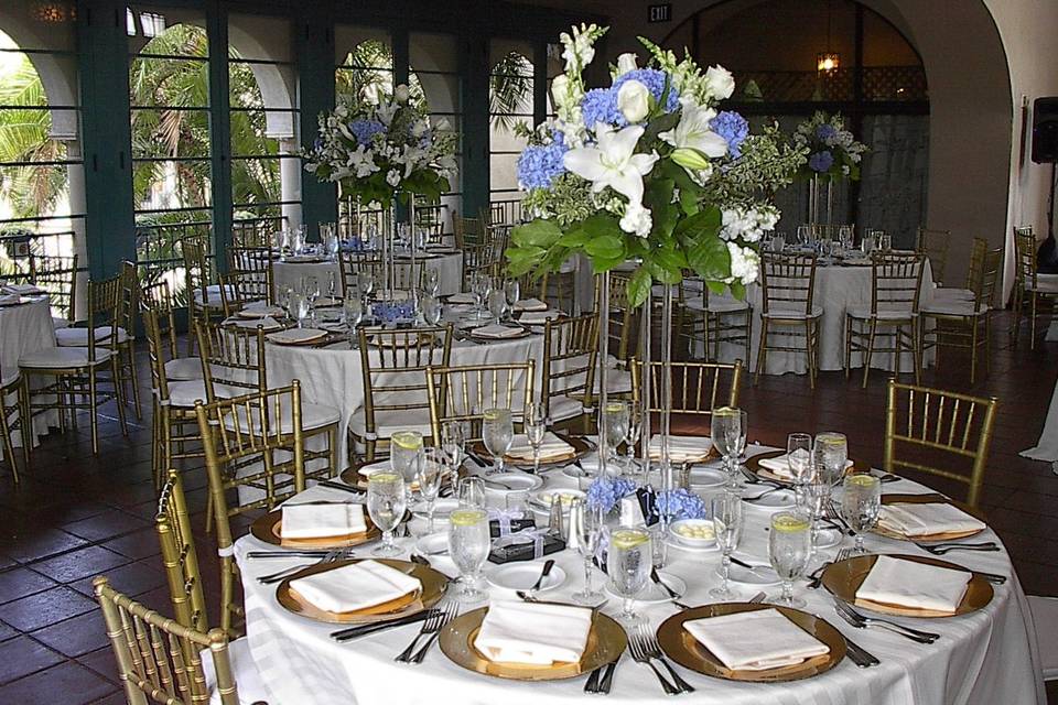 Centerpiece with large white and blue flowers